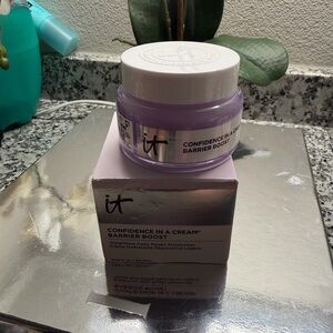 It Cosmetics Confidence in a Cream - Purple Jar with White Lid